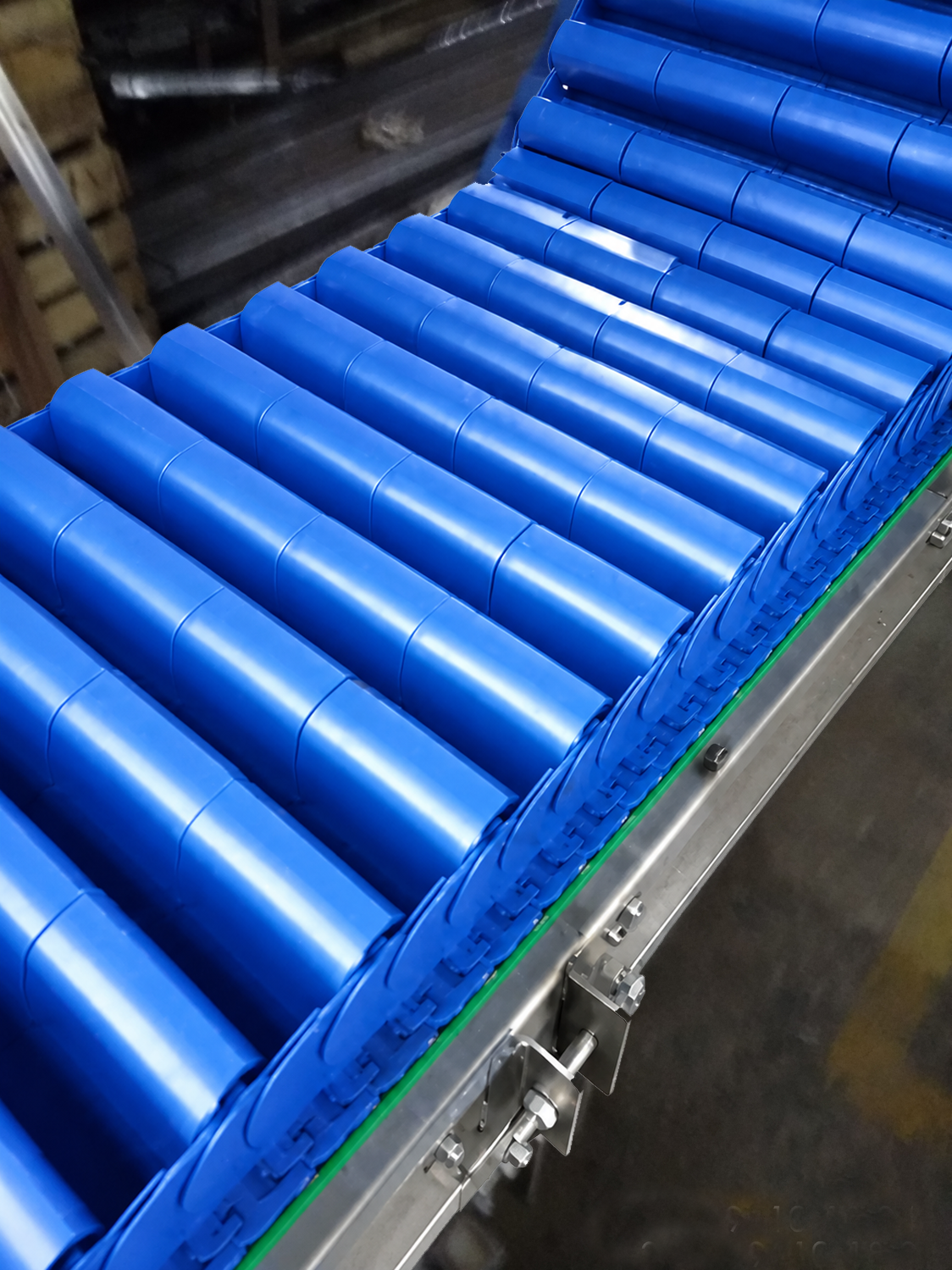 interlocked belt animation, sprocket-driven movement, modular chain structure, curved conveyor visualization, inclined modular conveyor movement